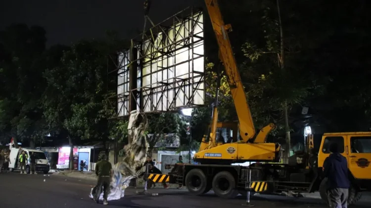 Pemkot Bandung Tertibkan Reklame Ilegal