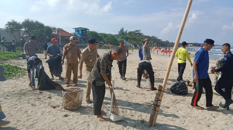 Pasca Libur Lebaran, Objek Wisata Pantai di Garut Selatan Dipenuhi Sampah
