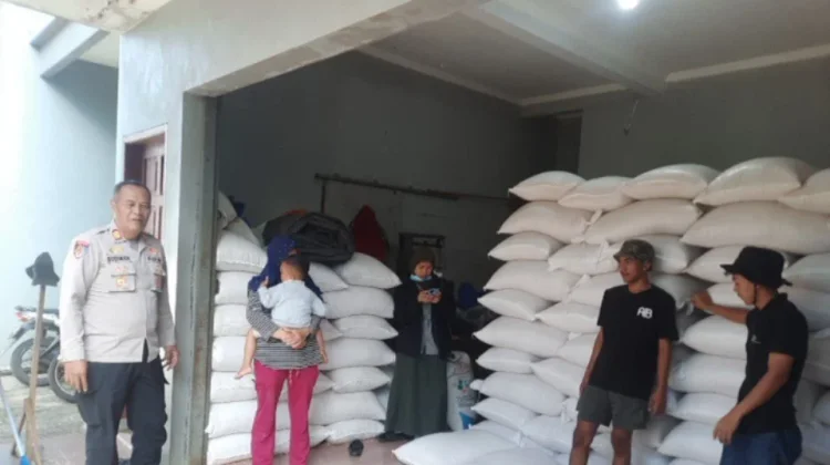 Polisi di Garut Kawal Pendistribusian Hasil Panen Jagung Kelompok Tani