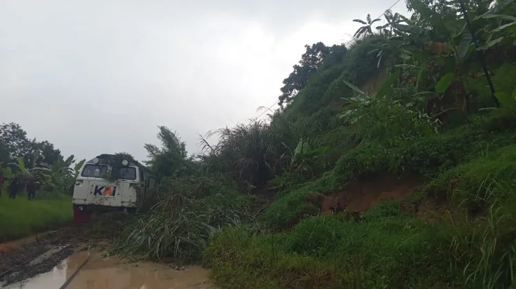 KA Ciremai Tertahan Longsor, Dipicu Hujan Lebat di Bandung Barat