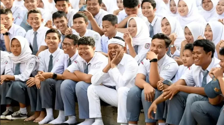 Siswa SMKN 1 Bandung Terima Beasiswa Pancawaluya, Ringankan Beban Ekonomi