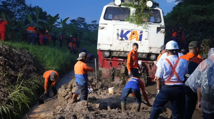 KA Ciremai Tertahan Longsor di Petak Jalan Maswati