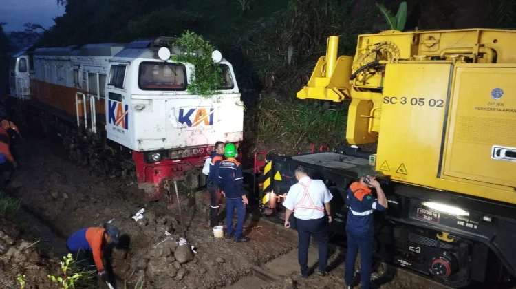 KA Ciremai Tertahan Longsor, Tim KAI Sigap Tangani