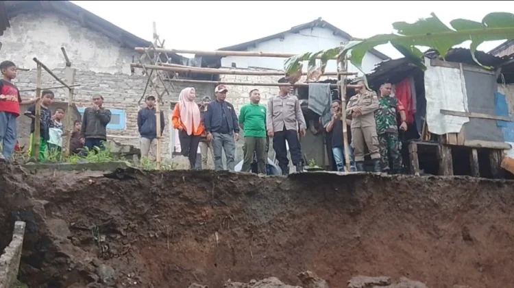 Tembok Penahan Ambrol, Rusak Rumah Warga