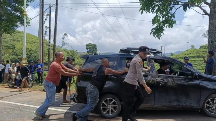 Diduga Sopir Ngantuk Mobil Masuk Jurang