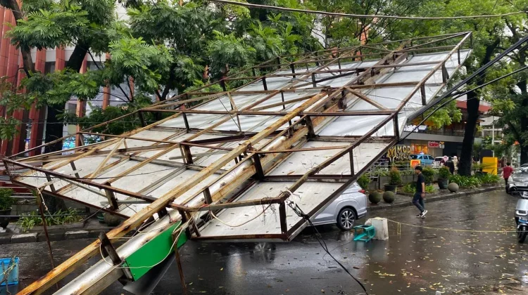 Reklame Besar Ambruk Diterjang Hujan dan Angin di Jalan Purnawarman Bandung
