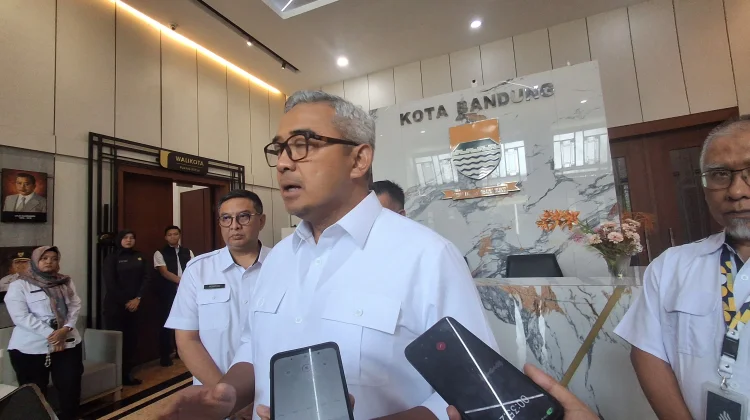Wali Kota Bandung Sampaikan Duka atas Korban Pohon Tumbang