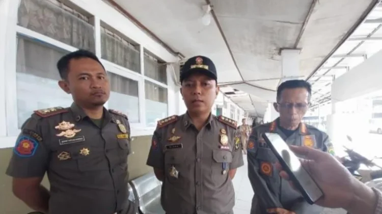 Satpol PP dan Damkar Cianjur Imbau Jangan Berteduh Dibawah Pohon saat Hujan Deras
