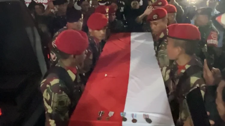 Jenazah Mayor Anumerta Zulmi Tiba di Rumah Duka, Tangis Keluarga Pecah