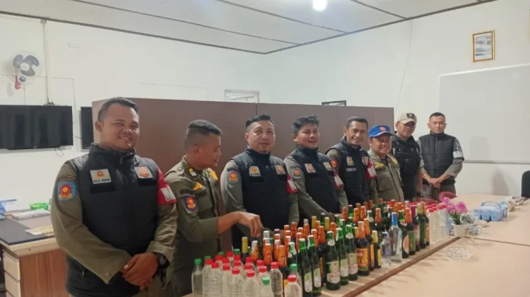 Ratusan Botol Miras Diamankan Satpol PP