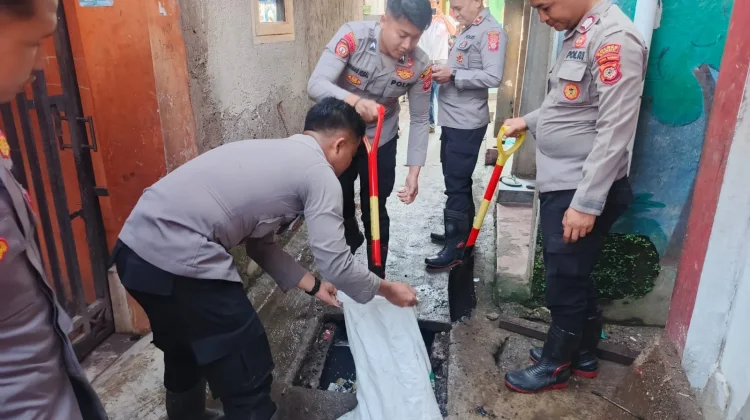 Terdampak Banjir Polisi Bantu Warga Bersihkan Lingkungan