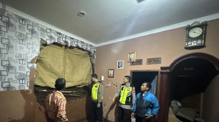 Longsor di Karangtengah Jebol Rumah Warga