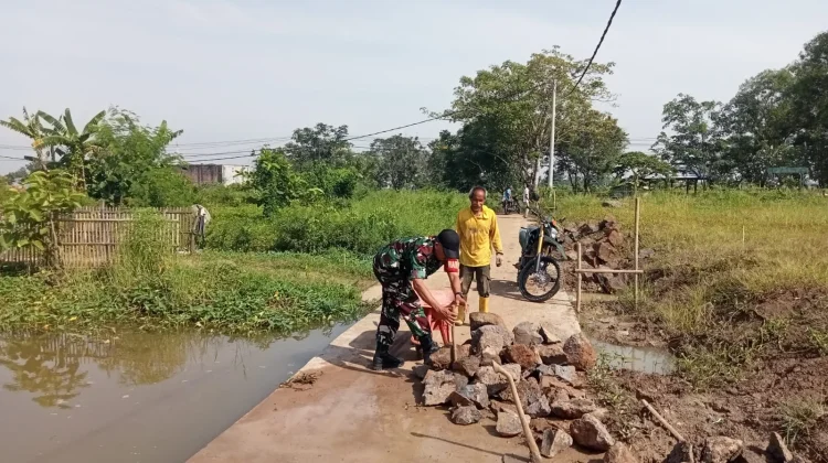 Antisipasi Banjir, Babinsa Koramil Pamanukan, Bangun Tanggul Pembatas Sungai