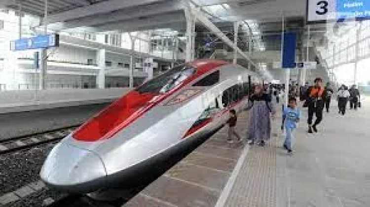 Whoosh Makin Populer sebagai Pilihan Transportasi Mudik Lebaran