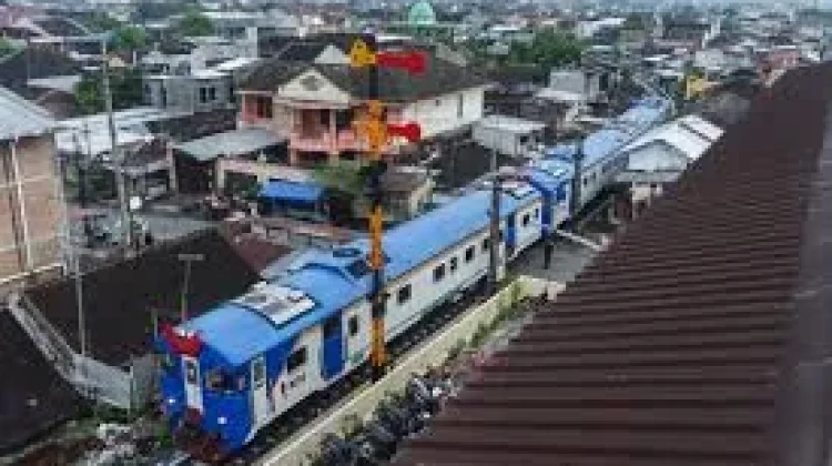 Wanita Tewas Tersambar Kereta saat Menyeberang di Rel