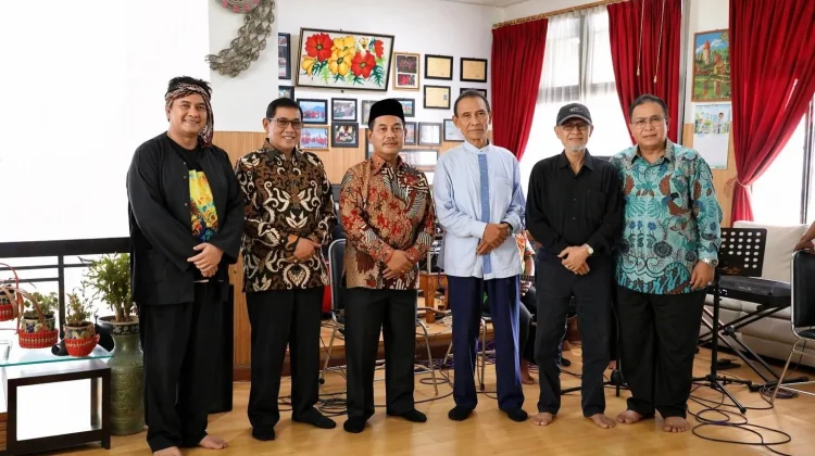 Tidak Nyaman Dengan Busana Mahal, Diky Candra Pilih Busana Buatan Tasikmalaya