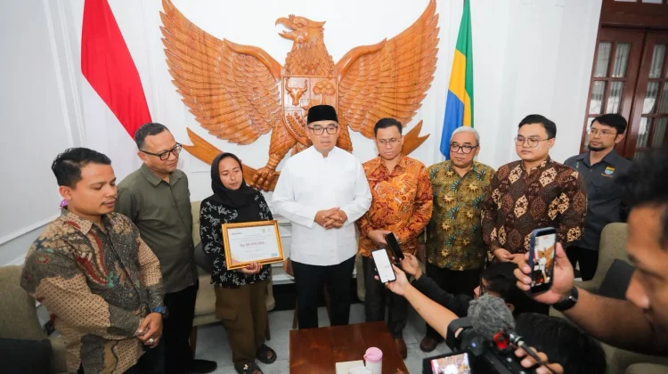 Pemkot Bandung Serahkan Santunan 50 Juta kepada Keluarga Korban Pohon Tumbang