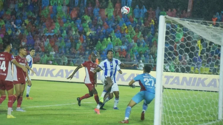 Persib Bandung Kokoh di Puncak Klasemen usai Tumbangkan Semen Padang 2-0