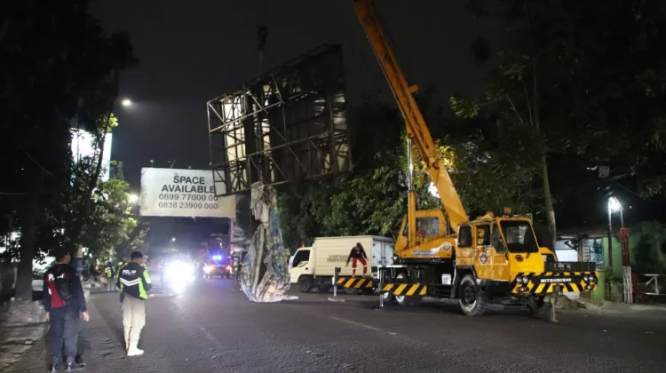 Satpol PP Bandung Tertibkan 20 Bando dan 42 Reklame