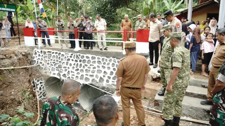 Warga Cisaat Malangbong  Apresiasi Pembangunan Jembatan Antar Desa