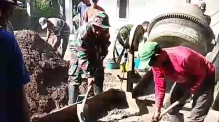 Bantu Pengecoran Mesjid, Wujud Kepedulian Babinsa Terhadap Bidang Keagamaan