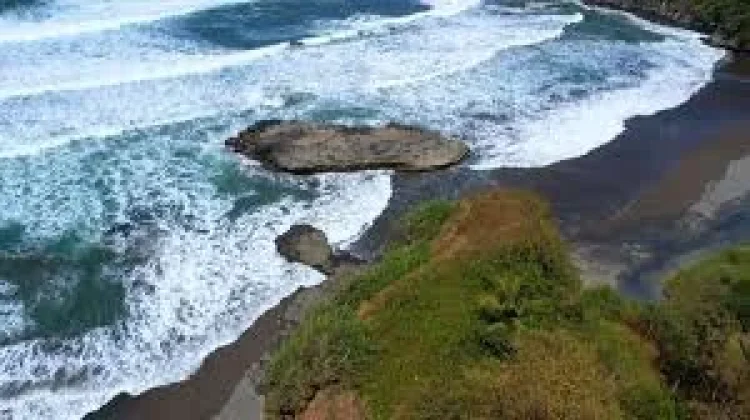 Pantai Asri Garut, Diburu Wisatawan saat Momen Liburan