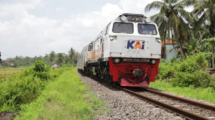 Kereta Siliwangi Tertahan akibat Genangan Air Jalan Cianjur–Cibeber