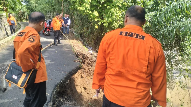 Jalan Ibrahim Tertimbun Longsor Tutup Akses Masyarakat