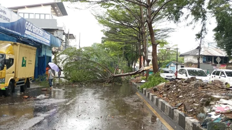 Diskarmatan Bandung Siagakan 85 Petugas 24 Jam Hadapi Cuaca Ekstrem
