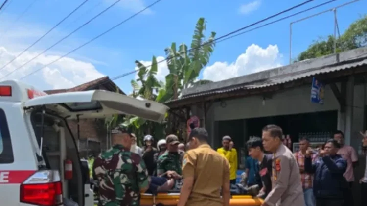 Evakuasi Menegangkan, Petugas Berhasil Turunkan Korban Tersengat Listrik
