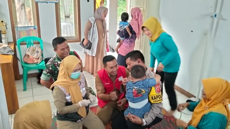 Cegah KLB Campak, Polres Garut Gelar Imunisasi Serentak