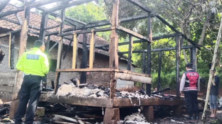 Korek Api Gas Meledak, Rumah Warga di Limbangan Garut Hangus Terbakar