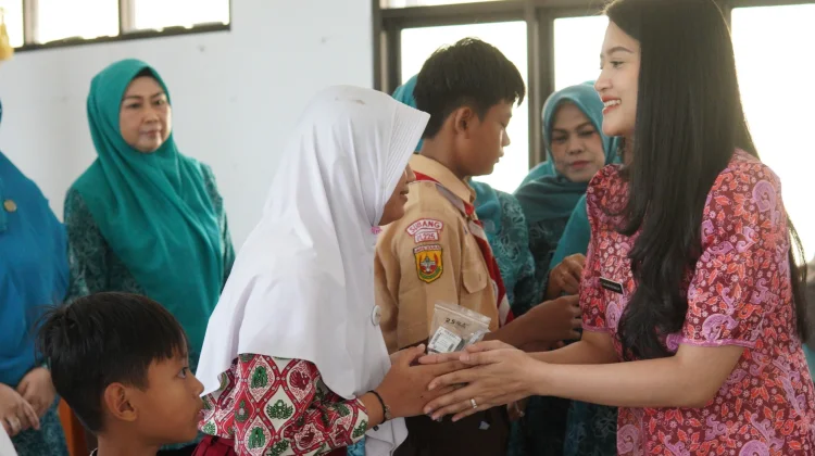 Ratusan Siswa SD di Subang Dapat Kacamata Gratis