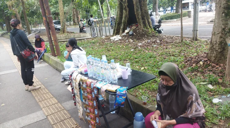 Sambung Hidup lewat Kopi Seduh, Rini 72 Tahun