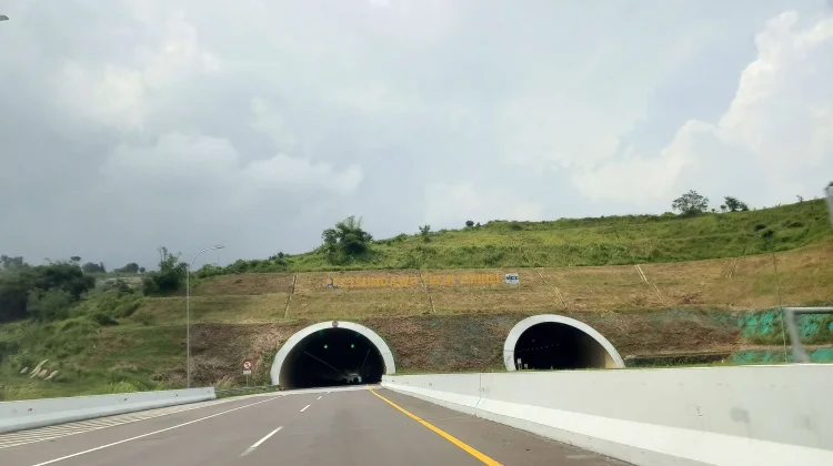 KM 207 A Tol Cisumdawu Retak, akibat Hujan Deras