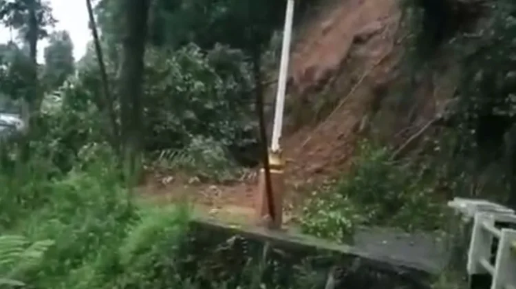 Longsor di Gunung Gelap, Timbun Akses Jalan