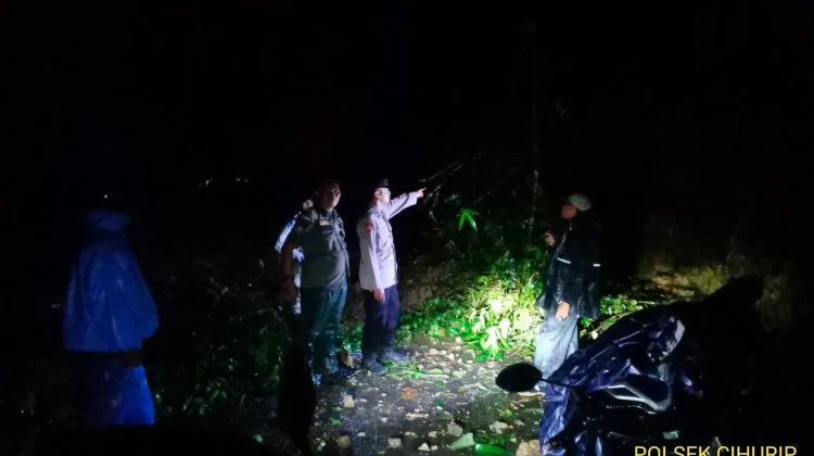 Sejumlah Titik Lokasi Jalan Provinsi dan Kabupaten di Garut Tertutup Longsor