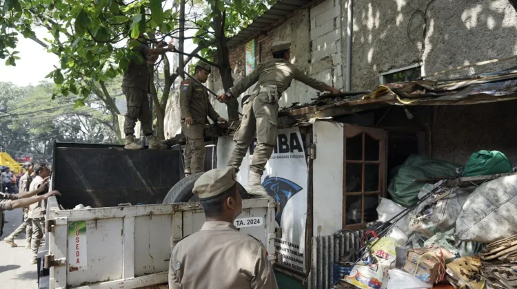 Satpol PP Bandung Tertibkan Bangli dan PKL di Babakan Tarogong