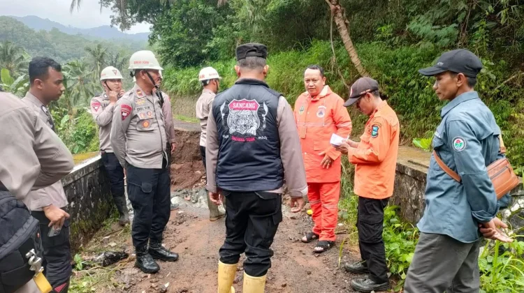 Hujan Deras Jembatan Penghubung Antar Desa di Pakenjeng Terputus