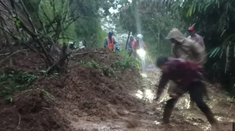 Petugas Gabungan Evakuasi Material Longsor Timbun Jalur Pamulihan