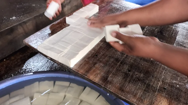 Harga Kedelai Naik, Perajin Tahu di  Tasikmalaya Terpaksa Kurangi Produksi