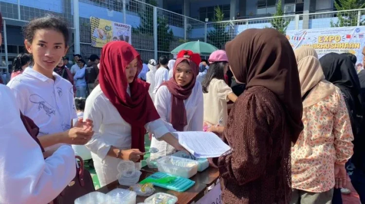 Latih Jiwa Bisnis, SMA Angkasa Bandung Gelar Market Day Inovatif