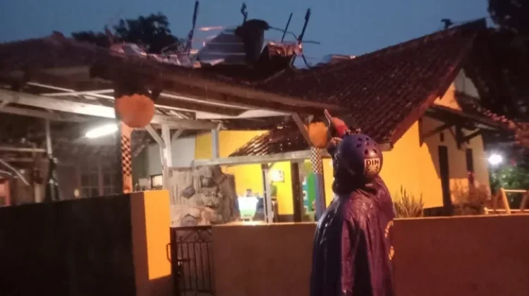 Sebelas Rumah di Jalancagak Atapnya Hancur Diterjang Angin Puting Beliung