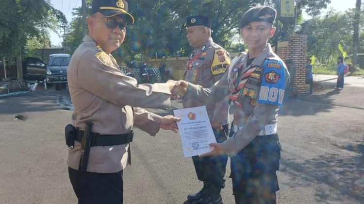 Bantu Ketupat Lodaya, Kapolsek Beri Penghargaan Personel Pramuka