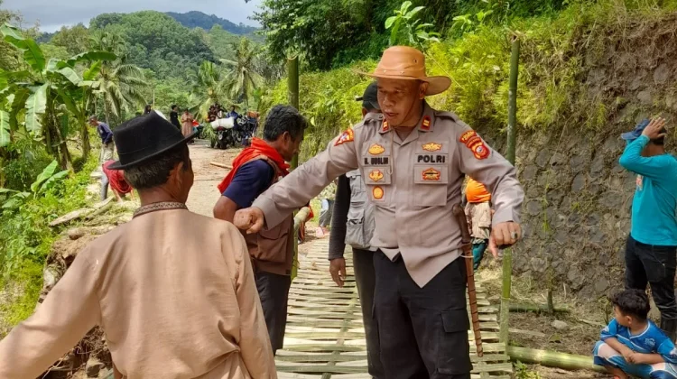 Polisi dan Warga Bangun Jembatan Darurat Pasca Ambruk