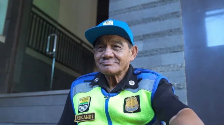 Berita Duka: Persib Bandung Kehilangan Sosok Ikonik Pak Rukandi