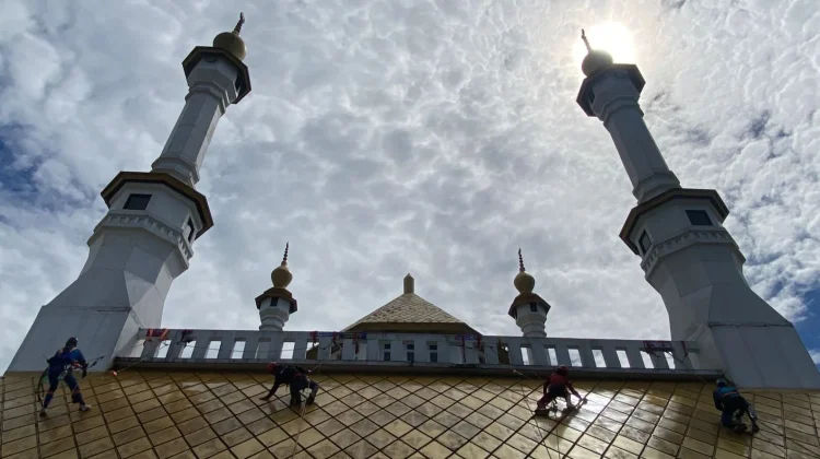 Pecinta Alam Bersihkan Masjid Agung Kota Tasikmalaya dengan Teknik Vertikal
