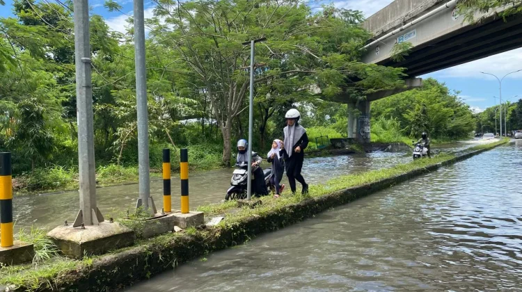 Banjir Rendam Jalan SOR GBLA,  Dipicu  Tingginya Volume Air