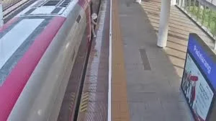Viral Insiden Pintu Whoosh Ditahan, Ini Kata KCIC