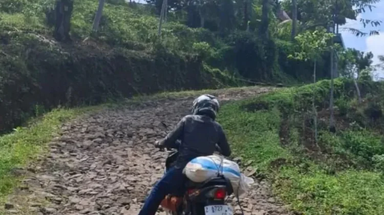 Potret Jalan Desa Cukangjayaguna Tasikmalaya yang 15 Tahun Rusak Parah